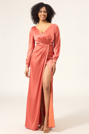 Vestido de dama de honor de satén terracota con escote en V y abertura